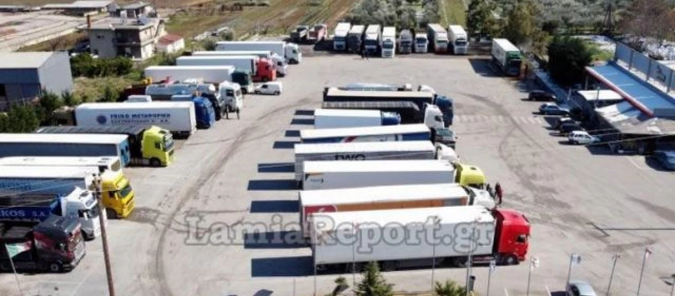 Απέραντο πάρκινγκ η Λαμία - Εκατοντάδες ακινητοποιημένα φορτηγά λόγω του απαγορευτικού! (βίντεο)
